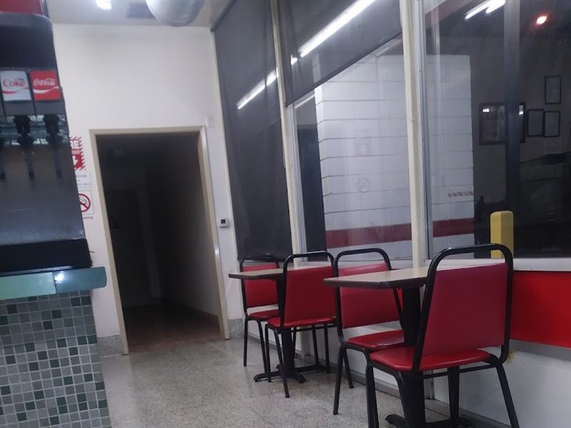 Mom's Old Fashion Burgers interior